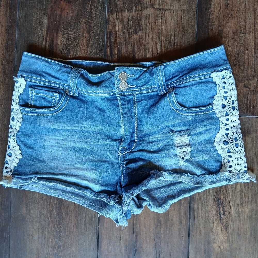 Rue21 distressed stretch denim shorts ladies size 11/12 jean shorts lace details
